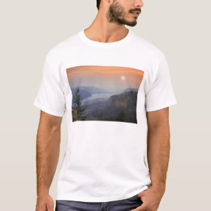De maan hangt in de lucht boven de Vista T-shirt