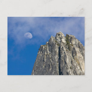 De maan komt op en schijnt door de wolken briefkaart