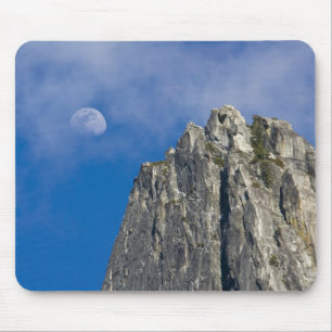 De maan komt op en schijnt door de wolken muismat