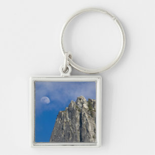 De maan komt op en schijnt door de wolken sleutelhanger