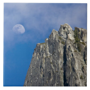 De maan komt op en schijnt door de wolken tegeltje