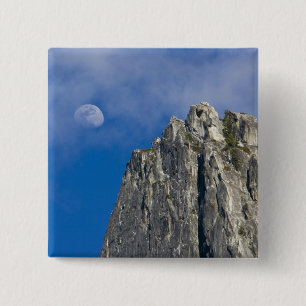 De maan komt op en schijnt door de wolken vierkante button 5,1 cm