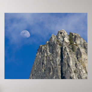 De maan stijgt en schijnt door de wolken poster