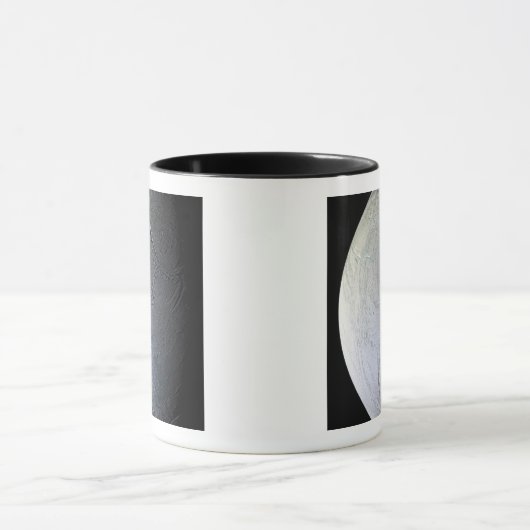 De maan van Saturnus Enceladus Mok (Midden)