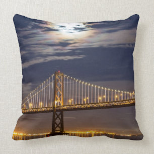 De maan vanavond over de Brug van de baai Kussen