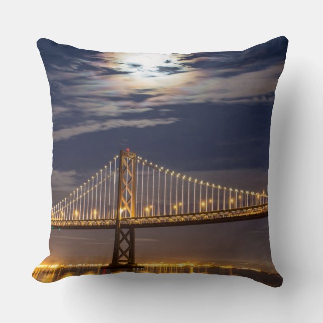 De maan vanavond over de Brug van de baai Kussen (Voorkant)