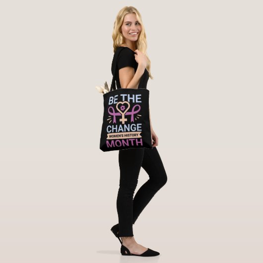 De maand van de veranderende vrouwengeschiedenis tote bag (Op model)