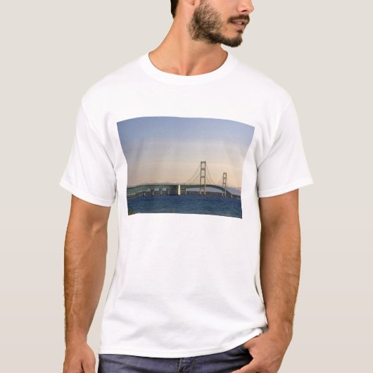 De Mackinac Bridge die de Straat van 3 overspannen T-shirt (Voorkant)