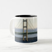 De Mackinac Bridge die de Straat van 4 overspannen Tweekleurige Koffiemok (Voorkant links)