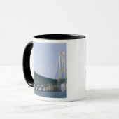 De Mackinac-brug die de Straat van 2 overspant Mok (Voorkant links)