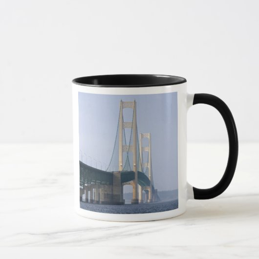 De Mackinac-brug die de Straits of overspant Mok (Rechts)