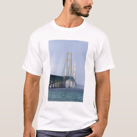 De Mackinac-brug overspant de Straits of T-shirt (Voorkant)