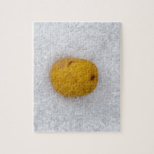 De macro van de aardappel als achtergrond met zout legpuzzel