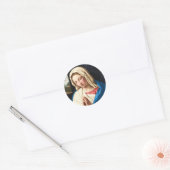 De Madonna in het gebed, een landschap buiten Ronde Sticker (Envelop)