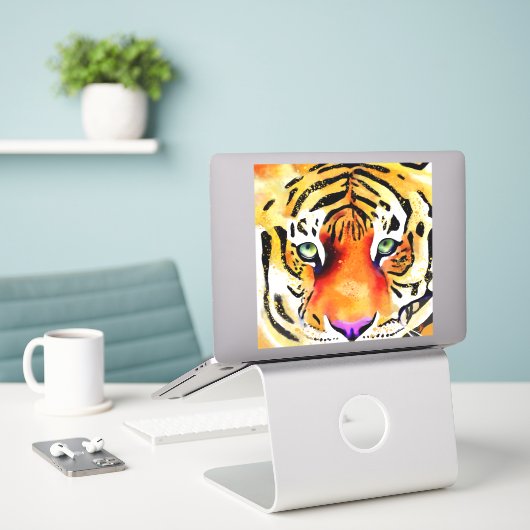De majesteit vastleggen: de blik van een tijger sticker (Laptop op bureau)