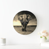 De majestueuze Wilde Olifant van de Stier in Sepia Grote Klok (Huis)