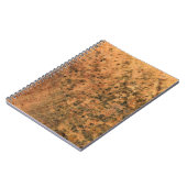 De mal die op het bruine houten oppervlak groeit,  notitieboek (Linkerzijde)