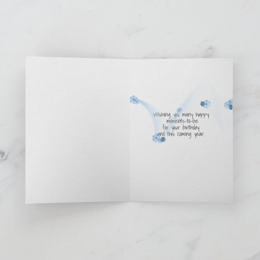 de mand van het verjaardagsmadeliefje op blauwe kaart (Binnen)