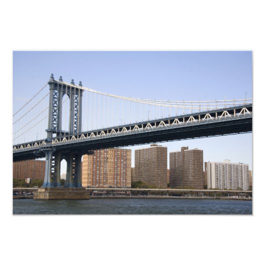 De Manhattan Bridge over de East River Foto Afdruk (Voorkant)