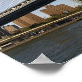 De Manhattan Bridge overspant de East River 2 Poster (Hoek)