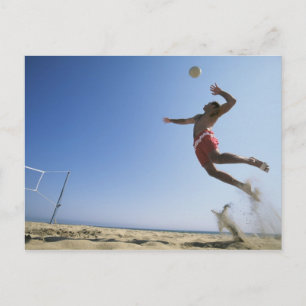 De mannelijke speler die van het strandvolleyball briefkaart