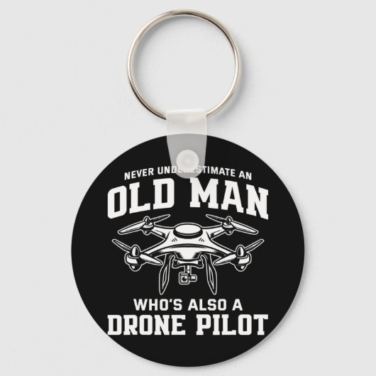 De Mannen onderschatten nooit een oud Man Who' Sleutelhanger (Voorkant)