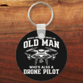 De Mannen onderschatten nooit een oud Man Who' Sleutelhanger (Voorkant)