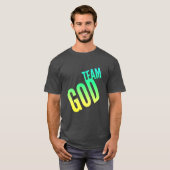 De Mannen T-Shirt van de God van het team in groen (Voorkant volledig)