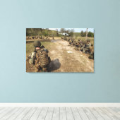 De Marines van de V.S. verstrekken veiligheid als  Canvas Afdruk (Insitu (Houten vloer))
