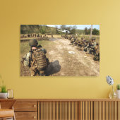 De Marines van de V.S. verstrekken veiligheid als  Canvas Afdruk (Insitu (Woonkamer))