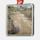 De Marines van de V.S. verstrekken veiligheid als  Metalen Ornament (Links)