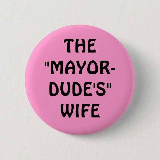 DE "MAYOR-DUDE'S"WIFE RONDE BUTTON 5,7 CM (Voorkant)