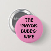 DE "MAYOR-DUDE'S"WIFE RONDE BUTTON 5,7 CM (Voorkant /achterkant)