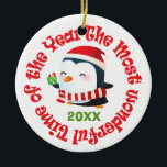 De meest fantastische tijd Penguin Snowman Keramisch Ornament<br><div class="desc">Deze schattige kerstversiering heeft een afbeelding van een kleine dikke pinguïn gekleed in een kersthoed en gestreepte sjaal. Hij houdt een helder omhuld geschenk, en wordt omgeven door de cirkeltekst De heerlijkste tijd van het Jaar. De pinguïn en rode tekst worden op een witte achtergrond geplaatst. Uw douanetekst is in...</div>