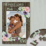 De meest geliefde mama ooit - Floral en Aangepaste Legpuzzel<br><div class="desc">Maak je eigen aangepaste foto-puzzel voor de meest geliefde moeder ooit! De sjabloon is klaar om 'mama' te bewerken, om je moeder of je favoriete naam te geven en je favoriete foto te uploaden. Een verticale foto van het portret zal het gemakkelijkst zijn te gebruiken - (het landschap zal ook...</div>