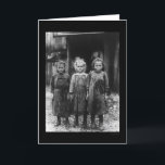 De Meisjes 1910 van Shucker van de oester Kaart<br><div class="desc">Het collectie van Zazzle van vintage foto's heeft een verbazend assortiment van klassieke afbeeldingen die zich van historisch aan capricieus uitstrekken. Deze herdenkingskaart kenmerkt een reproductie van een foto van drie jonge oestershuckers in Koninklijke Haven,  Zuid-Carolina; genomen in 1910.</div>