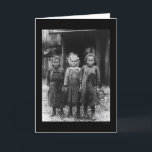 De Meisjes 1910 van Shucker van de oester Kaart<br><div class="desc">Het collectie van Zazzle van vintage foto's heeft een verbazend assortiment van klassieke afbeeldingen die zich van historisch aan capricieus uitstrekken. Deze herdenkingskaart kenmerkt een reproductie van een foto van drie jonge oestershuckers in Koninklijke Haven,  Zuid-Carolina; genomen in 1910.</div>
