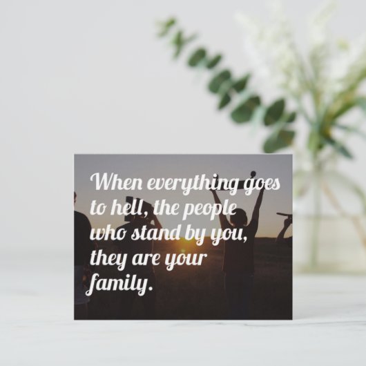 De mensen die achter je staan citeren briefkaart (Staand voorkant)