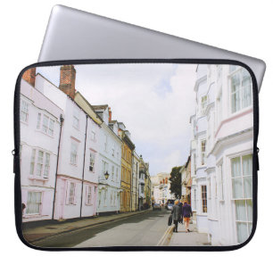 DE MENSEN GAAN OVER DE BESTE BOUW VAN SIDEWALK EN LAPTOP SLEEVE