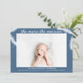 De Merrier Christmas Boy Geboorteaankondiging Feestdagenkaart (Staand voorkant)