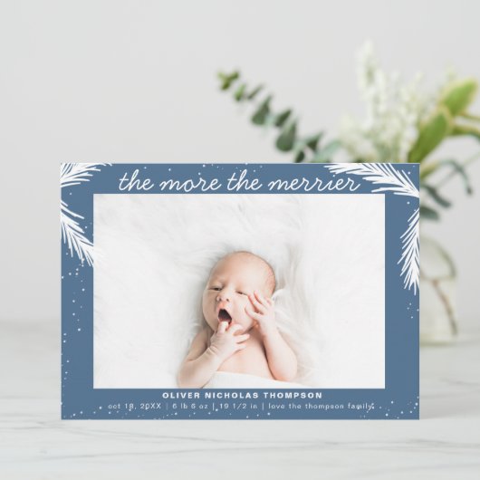 De Merrier Christmas Boy Geboorteaankondiging Feestdagenkaart (Staand voorkant)