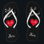 De mevrouw van de heer en mevrouw net getrouwd Tee Teenslippers<br><div class="desc">Deze leuke Just Married teenslippers zijn het perfecte cadeau voor de bruid om te zijn. Het ontwerp is voorzien van zwarte teenslippers met de woorden "Just Married" in een leuke meisjesachtige typografie. In het midden zit een rood hart met je initialen of monogrammen. Bij de genezing is het woord mevrouw....</div>