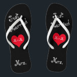 De mevrouw van de heer en mevrouw net getrouwd Tee Teenslippers<br><div class="desc">Deze leuke Just Married teenslippers zijn het perfecte cadeau voor de bruid om te zijn. Het ontwerp is voorzien van zwarte teenslippers met de woorden "Just Married" in een leuke meisjesachtige typografie. In het midden zit een rood hart met je initialen of monogrammen. Bij de genezing is het woord mevrouw....</div>