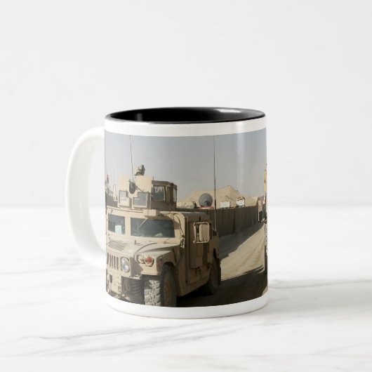 De mijnbestendige hinderlaag is beschermd tweekleurige koffiemok (Voorkant links)