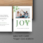 De minimalistische moderne vakantiefoto kleine kaa notitiekaartje<br><div class="desc">Moderne,  groene wintervakantie familiefoto BUDGET betaalbaar klein wenskaart met JOY typografie script dat met botanische groen wordt geschreven.           Personaliseer dit met uw afbeelding (horizontaal georiënteerd) en tekst!</div>