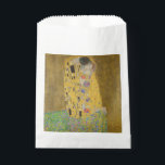 De minnaars omhelzen elkaar by Gustav Klimt Bedankzakje<br><div class="desc">Zonlicht schittert van de wervelende gouden omhelzing die de geliefden omringt in het meesterwerk De Kus van Gustav Klimt. De scène is een paradox van intimiteit en isolement. Het paar staat op een afgrond, een veld van kleurrijke bloemen aan hun voeten, maar ze zijn zich niet bewust van de wereld...</div>