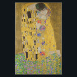 De minnaars omhelzen elkaar by Gustav Klimt Briefpapier<br><div class="desc">Zonlicht schittert van de wervelende gouden omhelzing die de geliefden omringt in het meesterwerk De Kus van Gustav Klimt. De scène is een paradox van intimiteit en isolement. Het paar staat op een afgrond, een veld van kleurrijke bloemen aan hun voeten, maar ze zijn zich niet bewust van de wereld...</div>