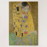 De minnenden kussende omhelzing door Gustav Klimt Legpuzzel<br><div class="desc">Zonlicht schittert van de wervelende gouden omhelzing die de geliefden omringt in het meesterwerk De Kus van Gustav Klimt. De scène is een paradox van intimiteit en isolement. Het paar staat op een afgrond, een veld van kleurrijke bloemen aan hun voeten, maar ze zijn zich niet bewust van de wereld...</div>