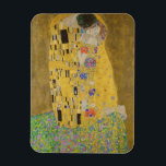 De minnenden omhelzen elkaar by Gustav Klimt Magneet<br><div class="desc">Zonlicht schittert van de wervelende gouden omhelzing die de geliefden omringt in het meesterwerk De Kus van Gustav Klimt. De scène is een paradox van intimiteit en isolement. Het paar staat op een afgrond, een veld van kleurrijke bloemen aan hun voeten, maar ze zijn zich niet bewust van de wereld...</div>