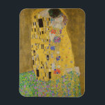 De minnenden omhelzen elkaar by Gustav Klimt Magneet<br><div class="desc">Zonlicht schittert van de wervelende gouden omhelzing die de geliefden omringt in het meesterwerk De Kus van Gustav Klimt. De scène is een paradox van intimiteit en isolement. Het paar staat op een afgrond, een veld van kleurrijke bloemen aan hun voeten, maar ze zijn zich niet bewust van de wereld...</div>